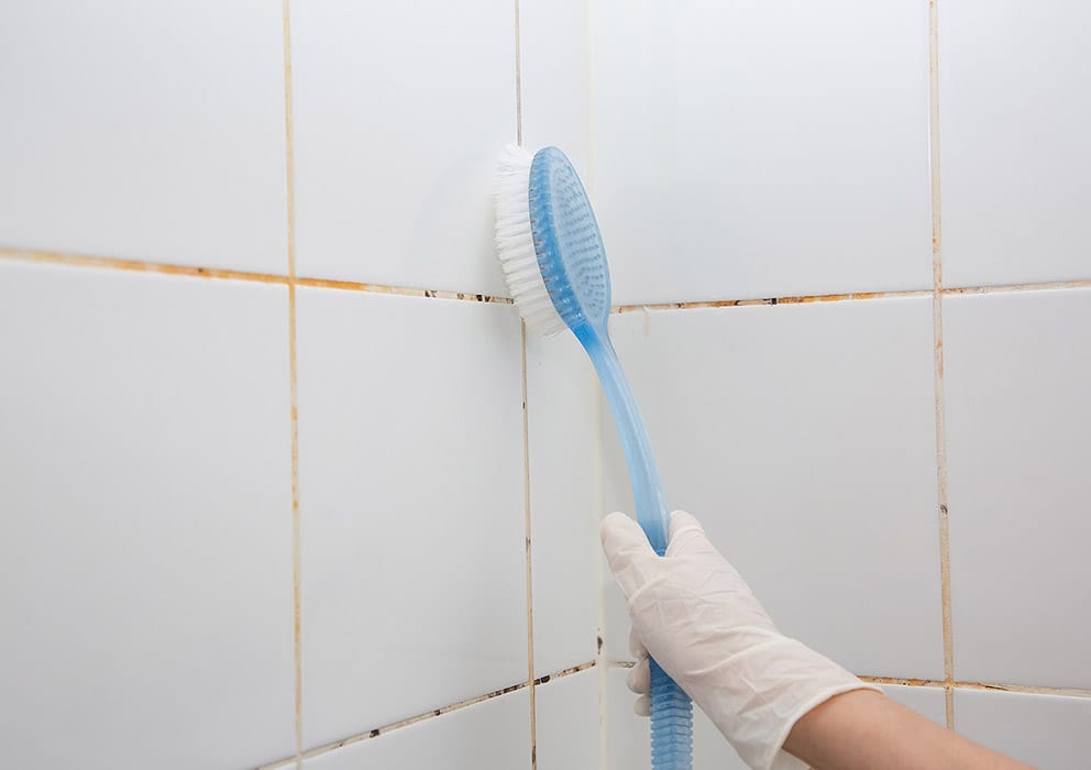 How to Get Water Stains off Bathroom Walls - Igloo Surfaces